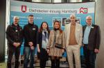 <p>Reik Abeler (Vorstand, GF Wilhelm Scheelke GmbH), J&ouml;rg Schleicher (Lehrlingswart, E. Schleicher &amp; Sohn GmbH), Wirtschaftssenatorin Dr. Melanie Leonhard, Marja Schokolowsky (Hauptgesch&auml;ftsf&uuml;hrerin SyndikusRAin Dachdecker-Innung Hamburg), Martin Granseuer (Obermeister, GF Egon Beetz GmbH), Christian Wiese (stellv. Obermeister, Fa. Christian Wiese Dachdeckermeister) v.l.n.r.</p>